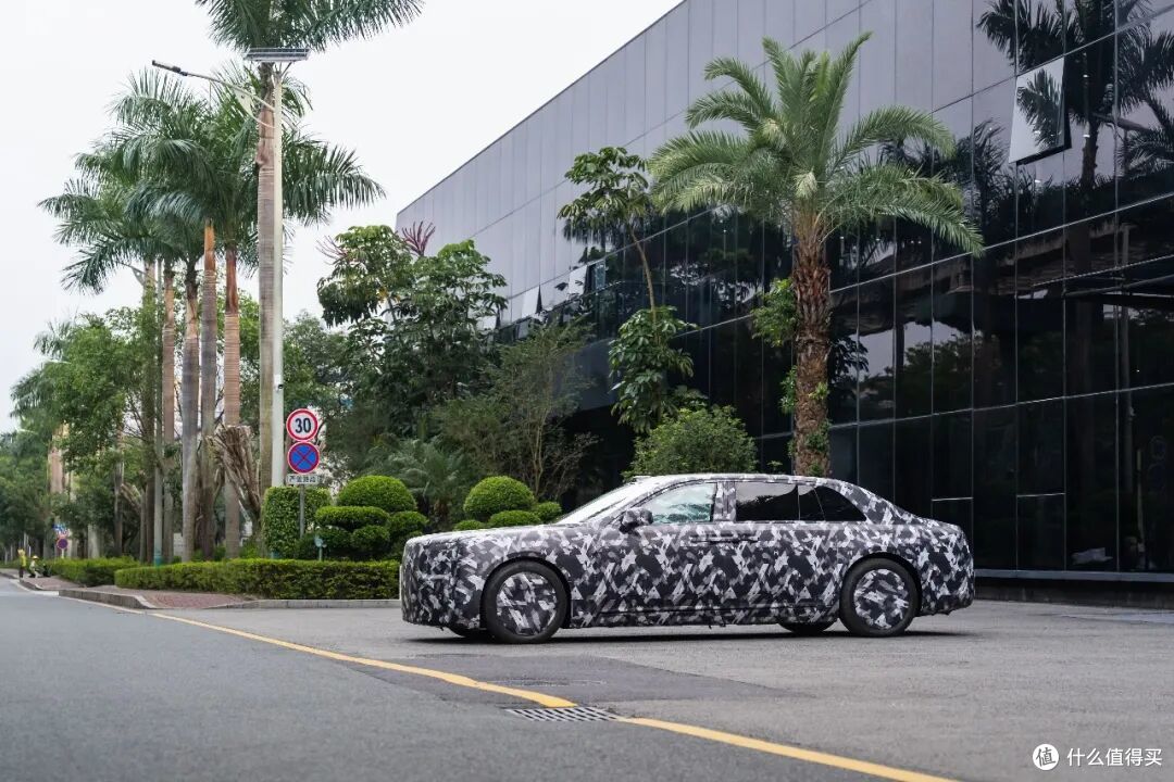 比亚迪版“劳斯莱斯”!首款超豪华行政轿车谍照曝光,对开门设计
