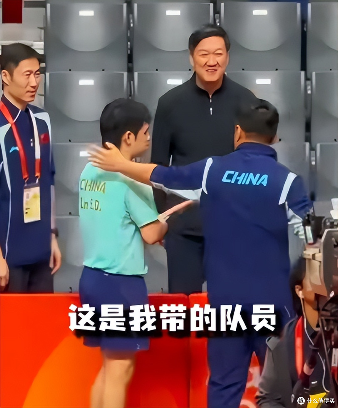 激动一幕!王皓深情一吻,21岁小将闯进亚运男单决赛打脸张本