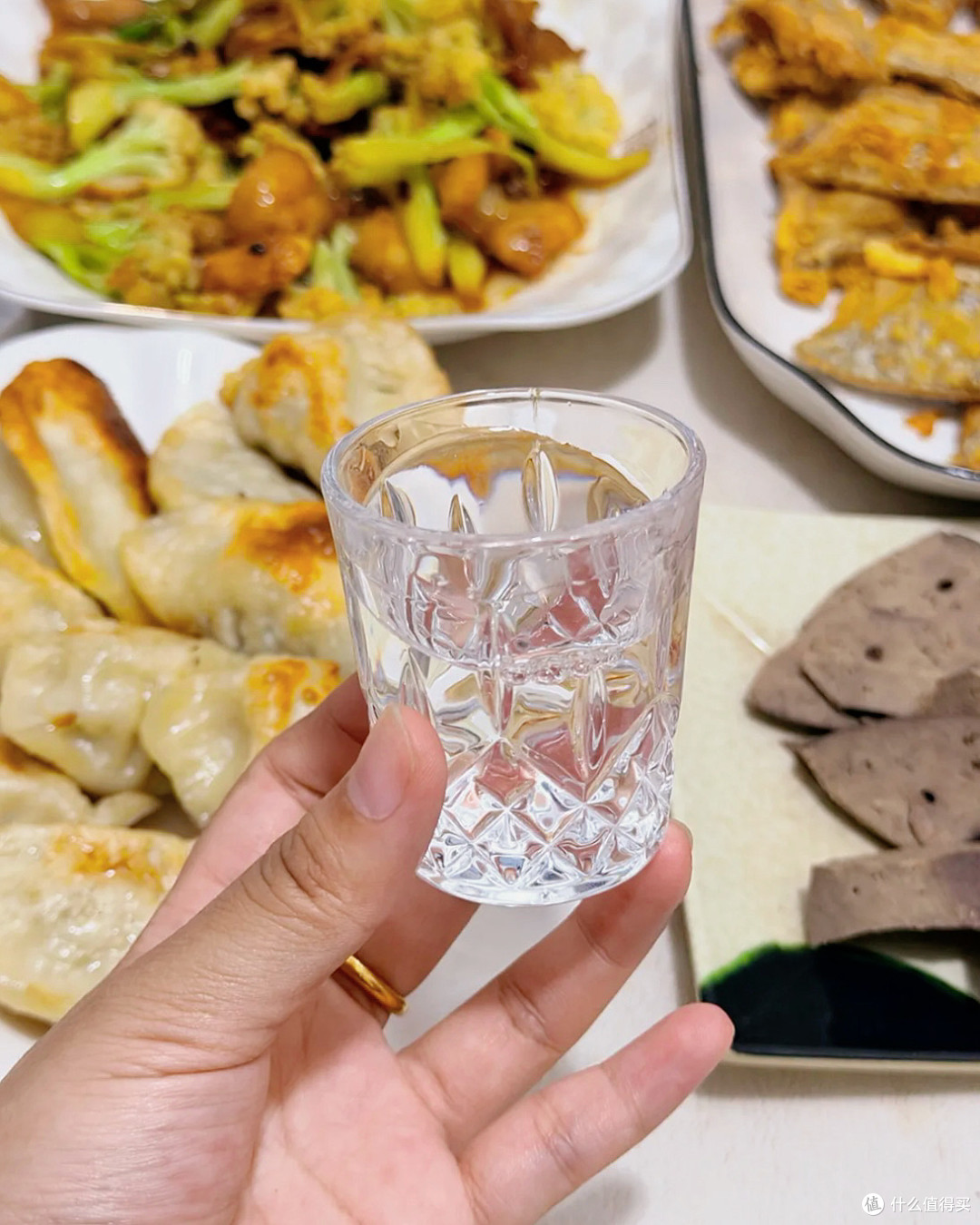 中秋家宴佐酒指南|一百多元整箱入手的口粮酒能撑起节日硬菜局?