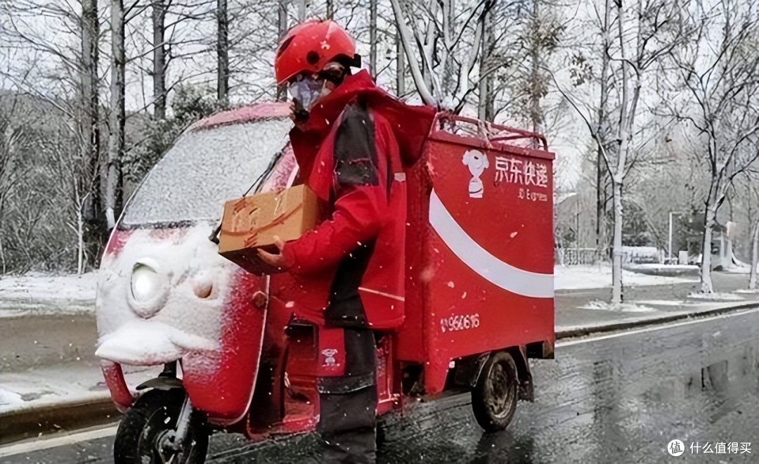 任劳任怨16年,曾被刘强东承诺送房,“001号快递员”如今咋样?