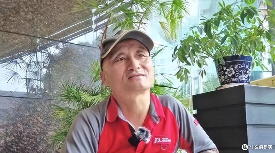 任劳任怨16年,曾被刘强东承诺送房,“001号快递员”如今咋样?