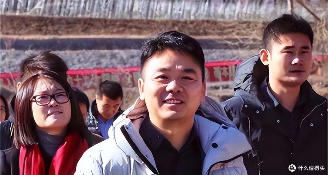任劳任怨16年,曾被刘强东承诺送房,“001号快递员”如今咋样?