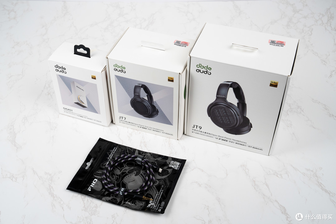 JT7和JT9都隶属于飞傲旗下子品牌Jade Audio，不光是耳机，还专门为它们出了一些配套机器，比如GIGAS1耳放和TRUST系列的这根USB-C转3.5单端的尾巴信号线