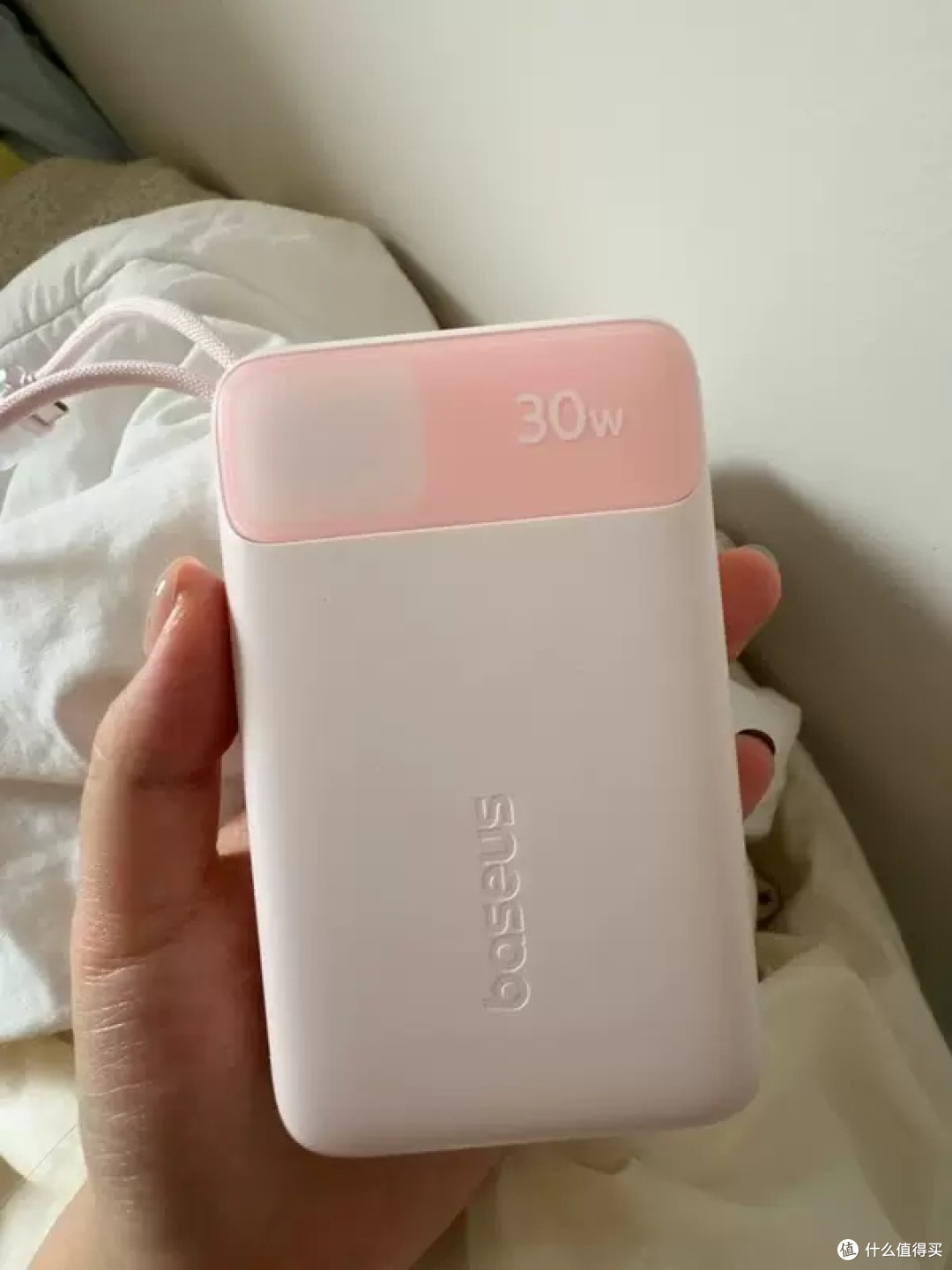倍思旅行减负:自带插脚移动电源
