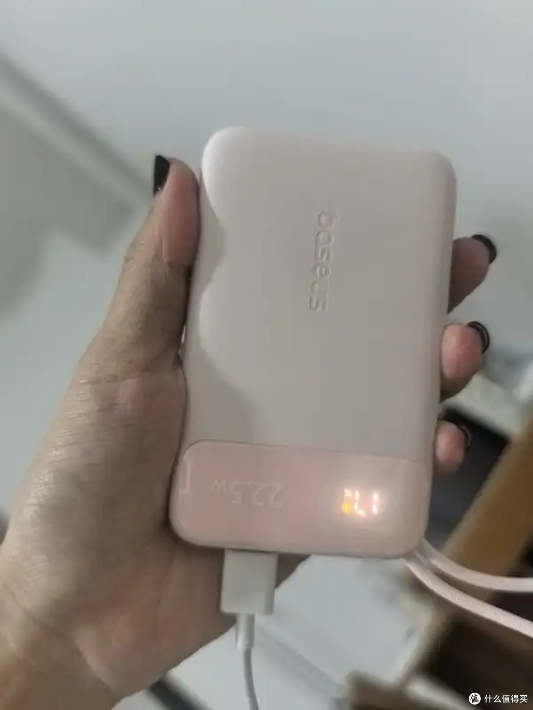 倍思旅行减负:自带插脚移动电源