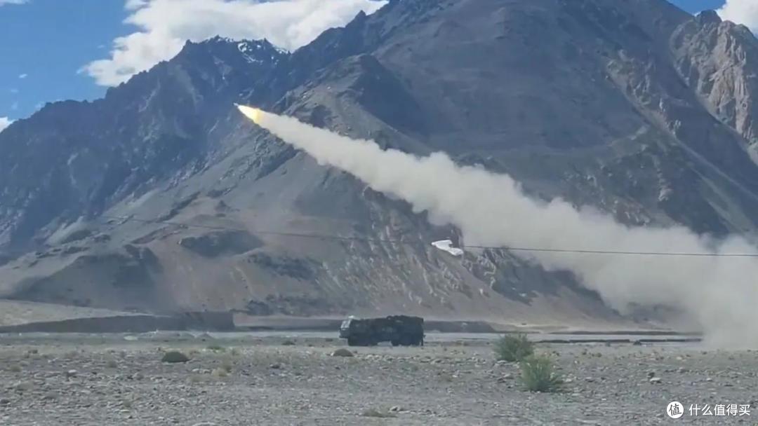 印度试射防空导弹又出丑,导弹向后射到地面,差点把发射车给轰了