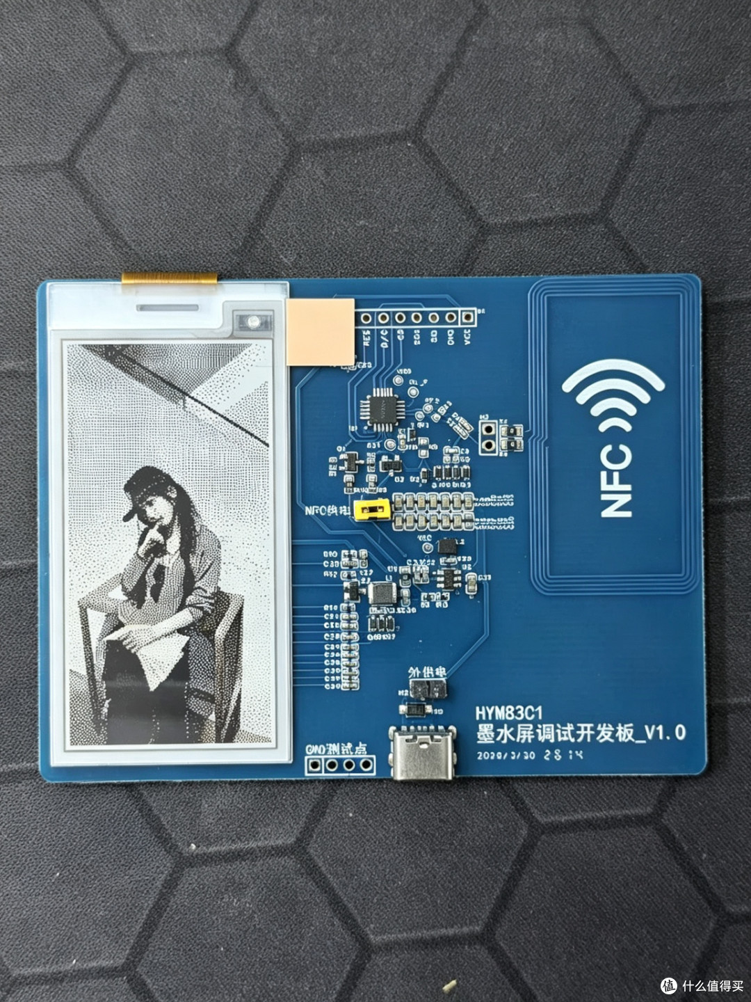 图7：黑白人像，细节保留完整