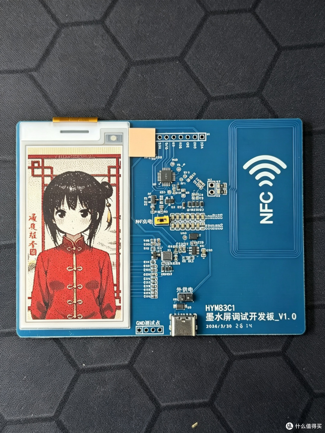 图5：红旗袍动漫角色，色彩过渡自然
