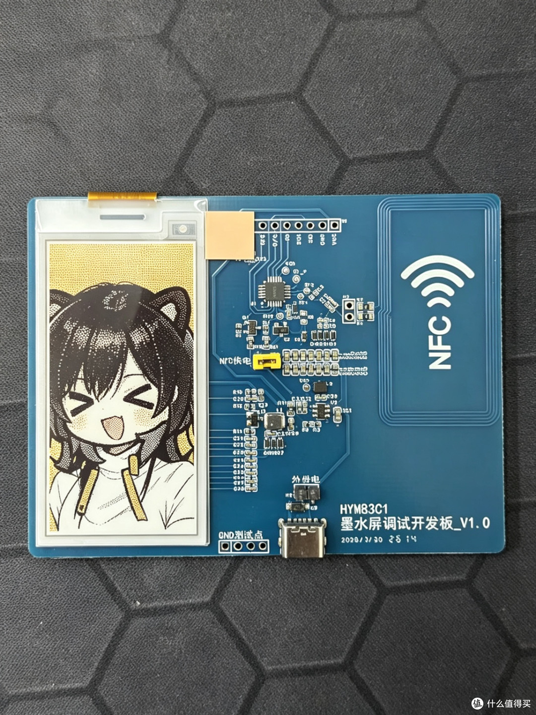 图4：黄黑配色动漫角色，对比鲜明