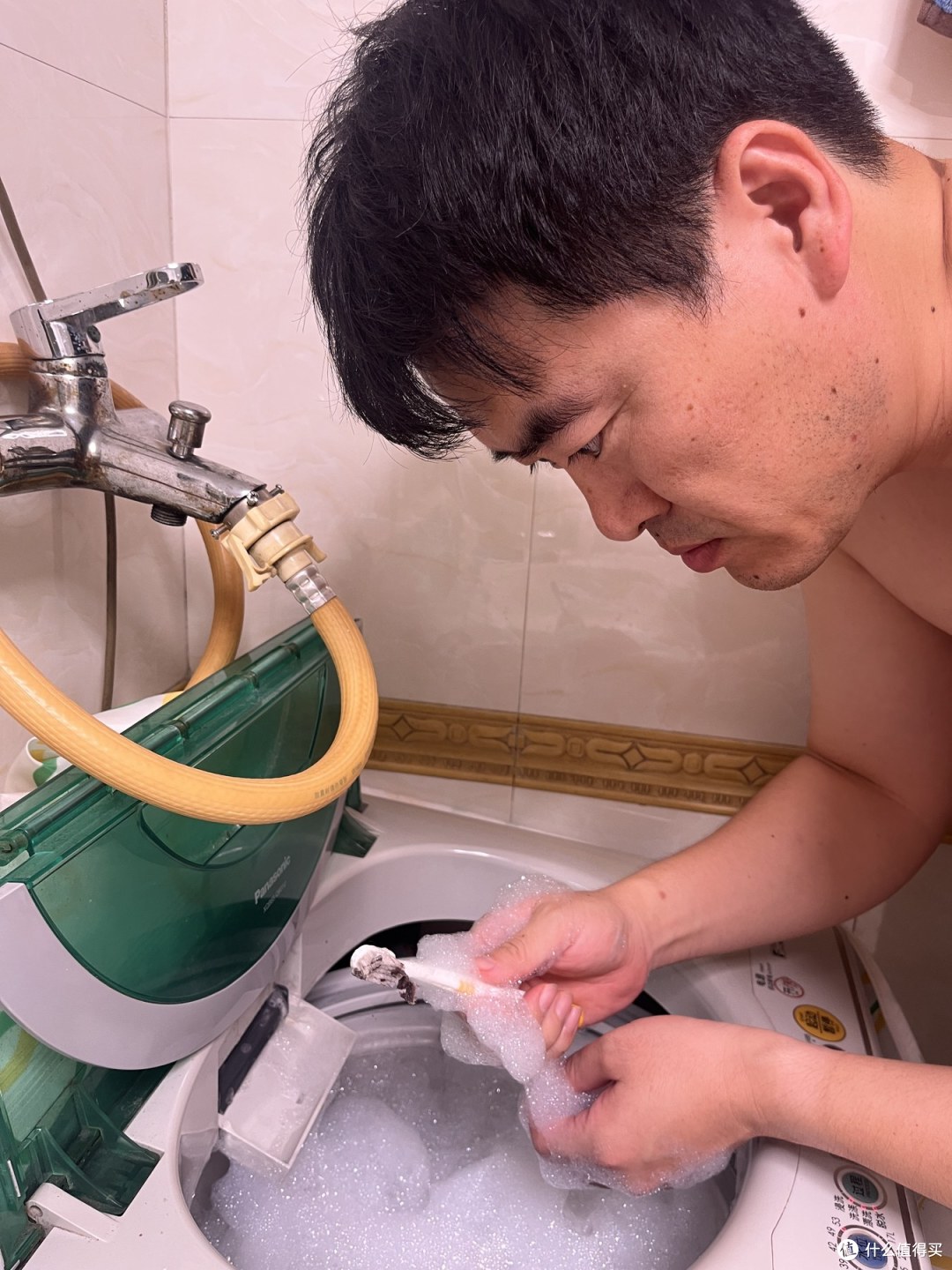没想到老妈的洗衣机用了十年,那些藏污纳垢的角落从没被洗到过