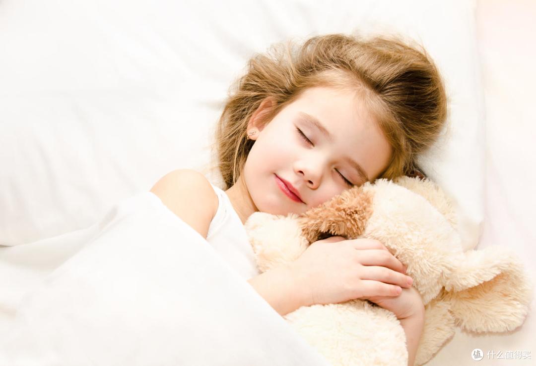婴幼儿睡眠黄金法则!睡对时间和姿势,助力大脑发育长高高