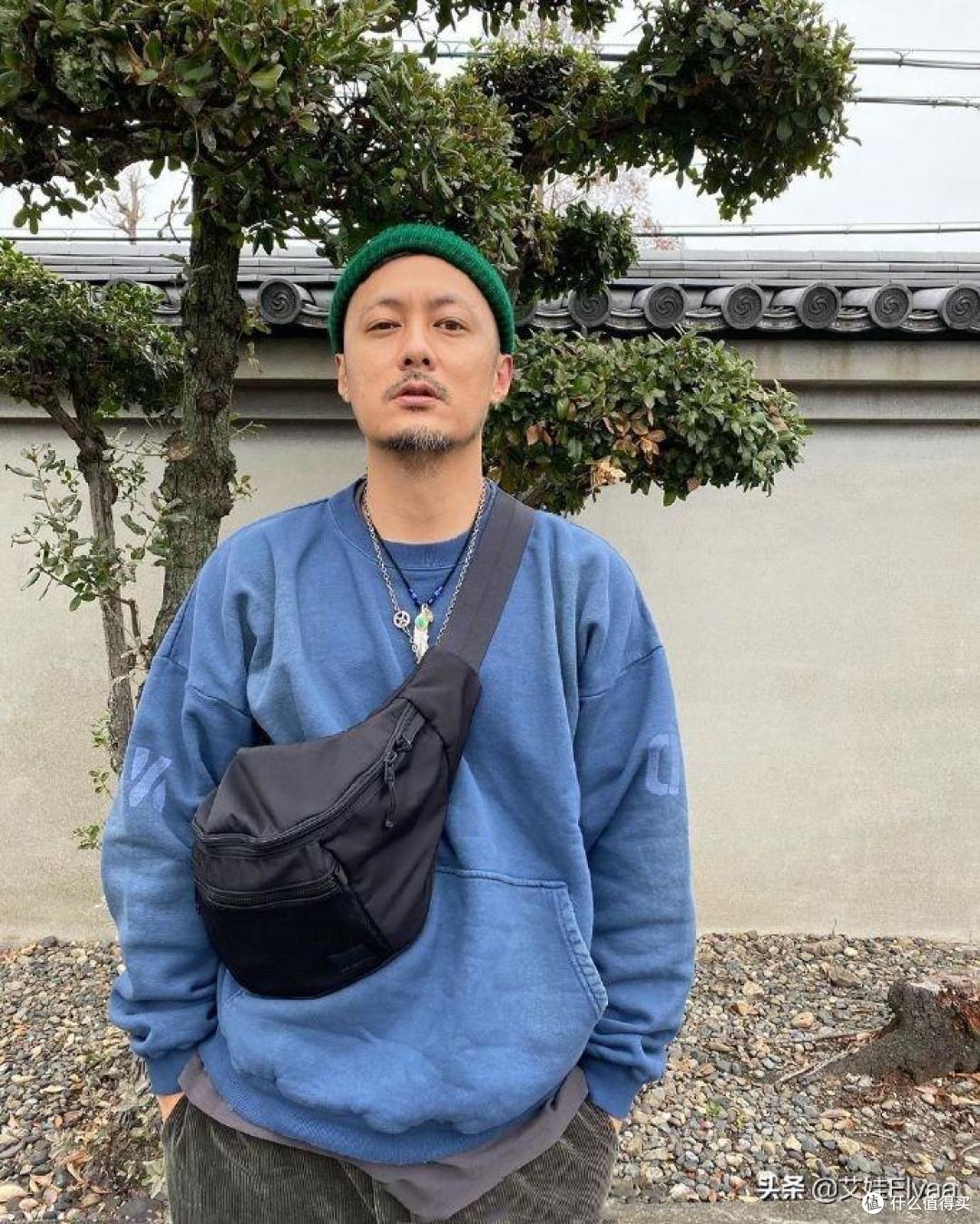 蓝色卫衣中年穿搭