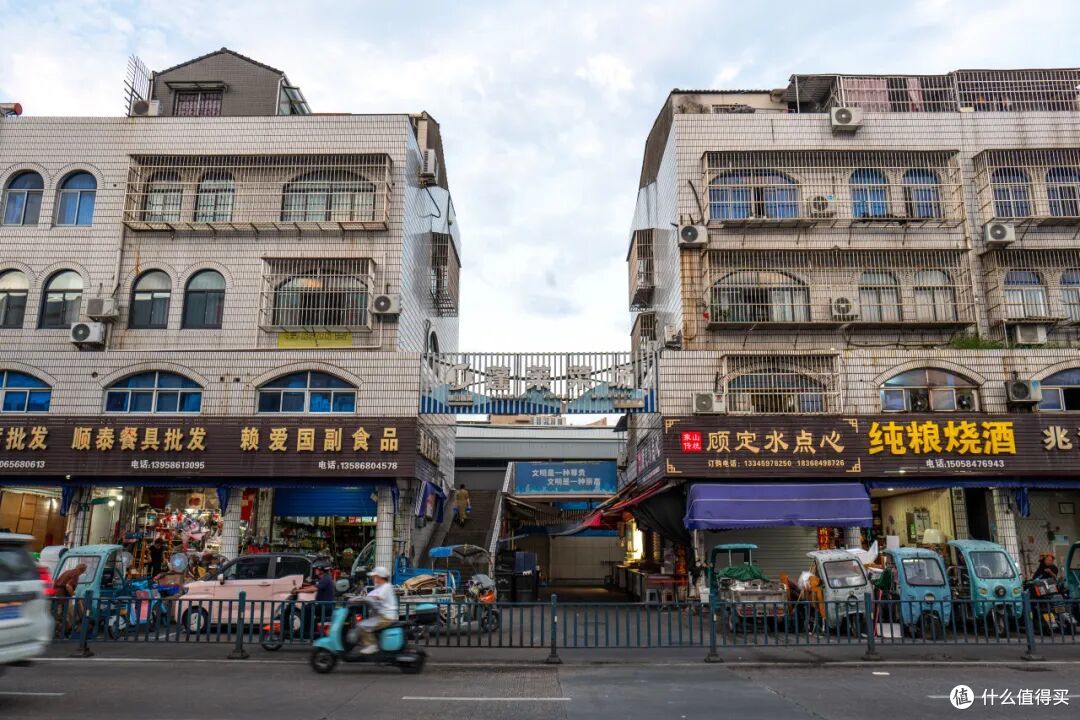 因为一条海上地铁开通成了顶流?不是的,这座小城已经好吃太久了