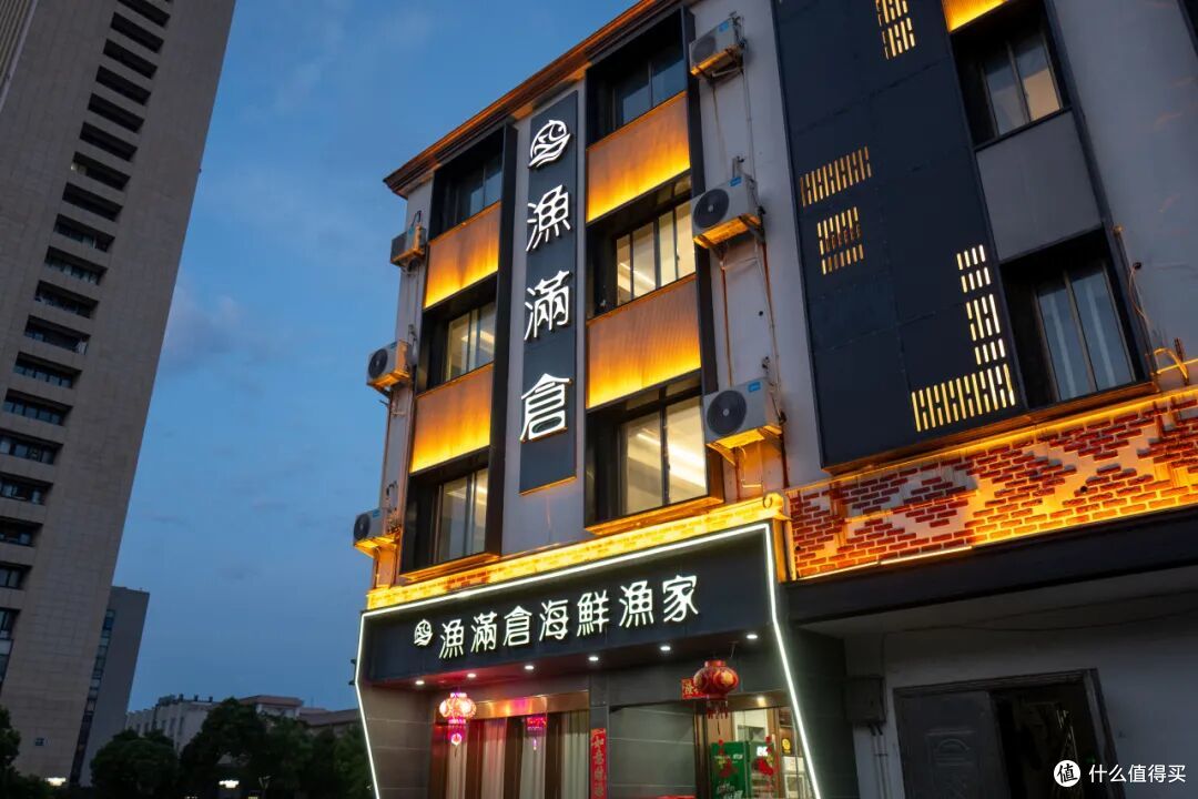 因为一条海上地铁开通成了顶流?不是的,这座小城已经好吃太久了