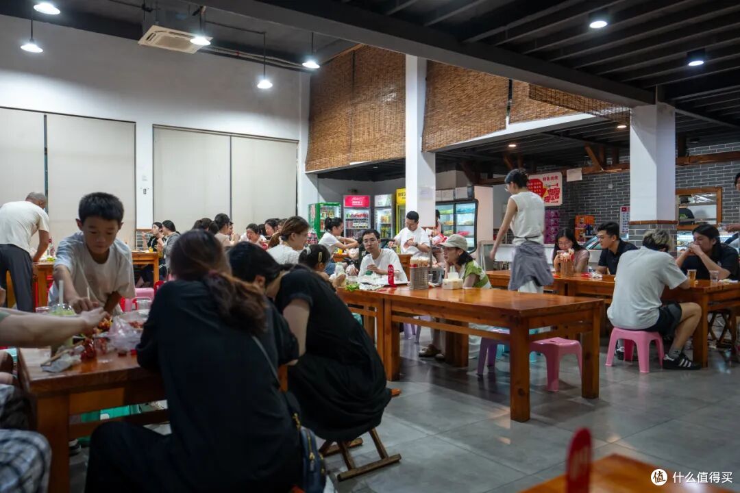 因为一条海上地铁开通成了顶流?不是的,这座小城已经好吃太久了
