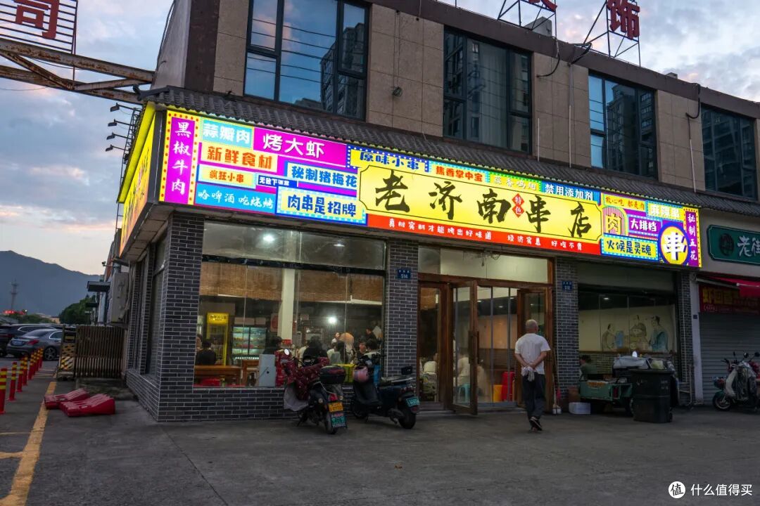 因为一条海上地铁开通成了顶流?不是的,这座小城已经好吃太久了