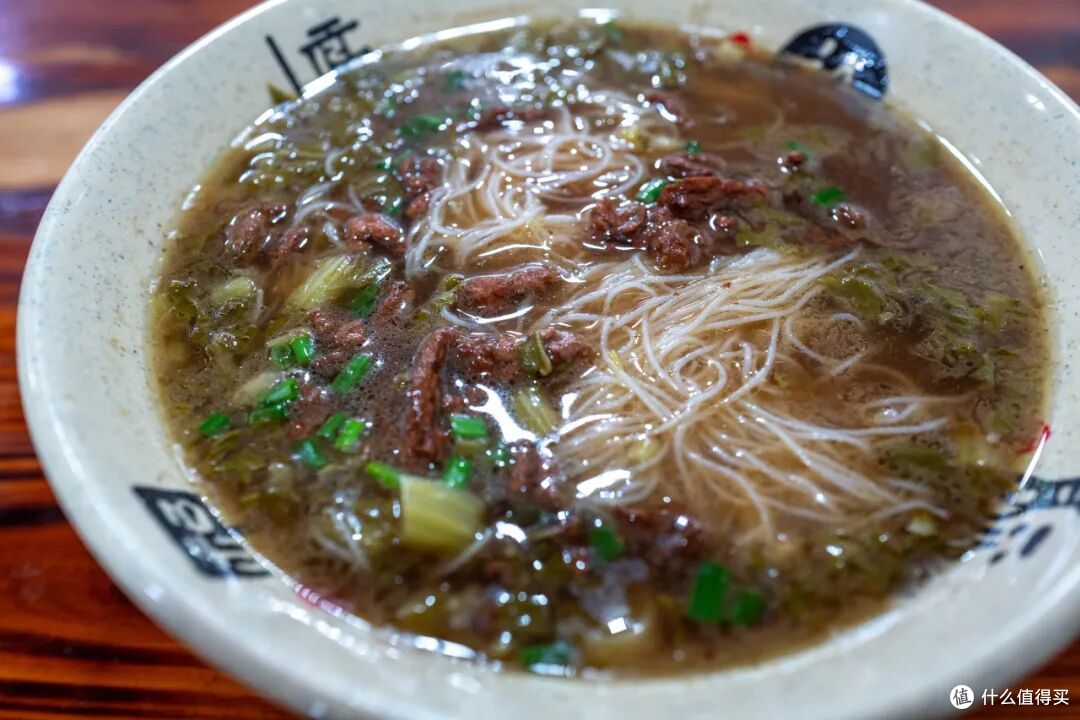因为一条海上地铁开通成了顶流?不是的,这座小城已经好吃太久了