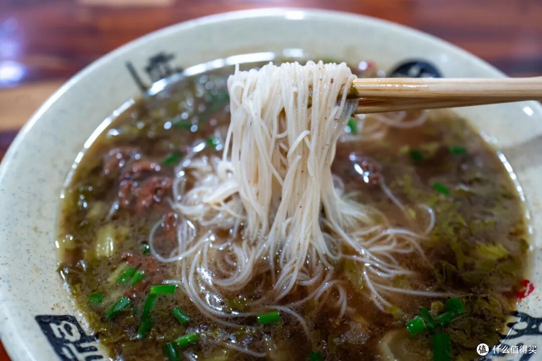 因为一条海上地铁开通成了顶流?不是的,这座小城已经好吃太久了