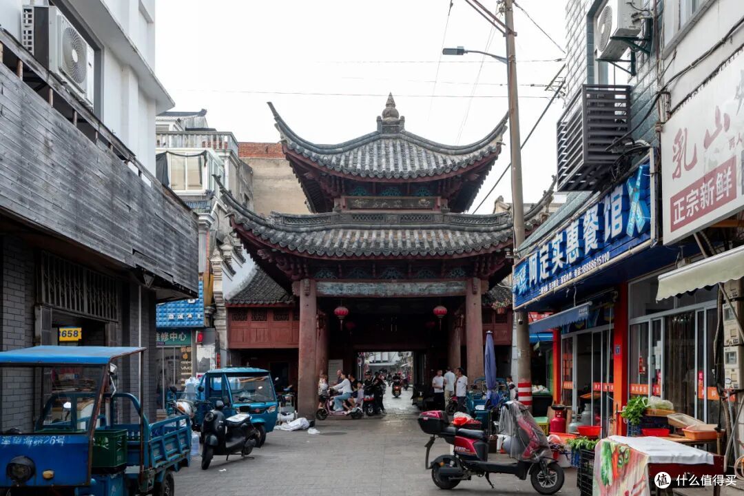 因为一条海上地铁开通成了顶流?不是的,这座小城已经好吃太久了