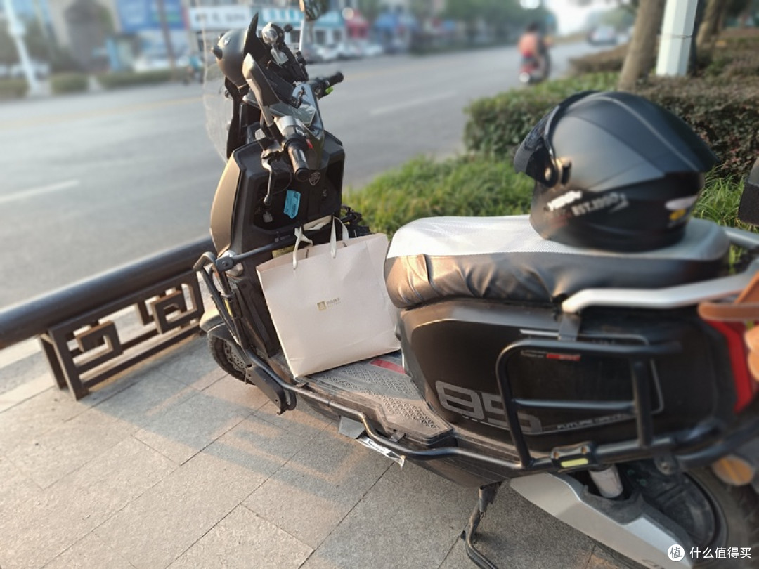 护杠加水杯架，看起来土但用起来香，夏天的刮擦和口渴全靠它