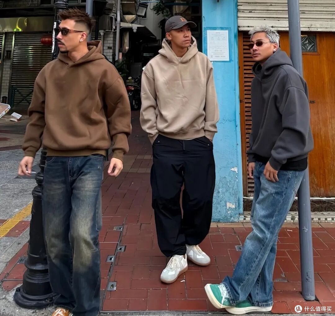 中年男人穿卫衣翻车,9成败在小脚裤!看这3种搭法,帅气有型
