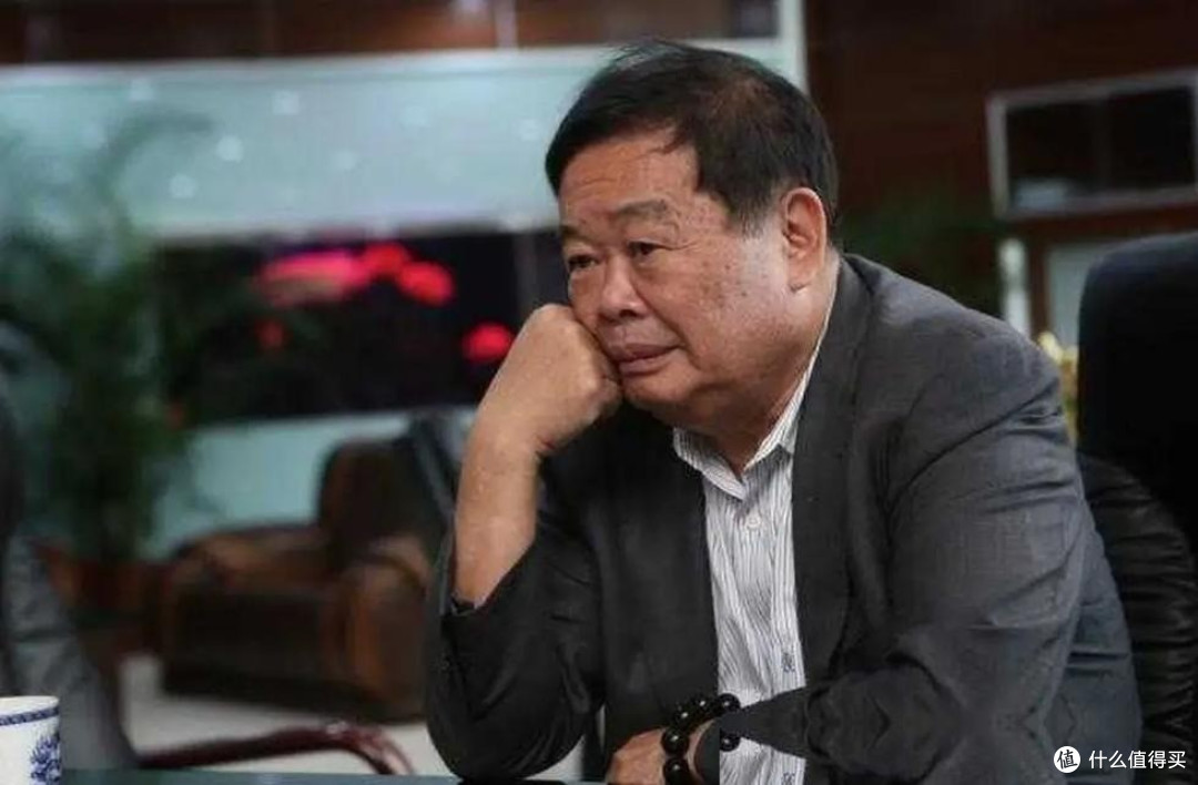 曹德旺的豪宅堆满茅台酒,占地6000平,为何3个子女无人愿住?