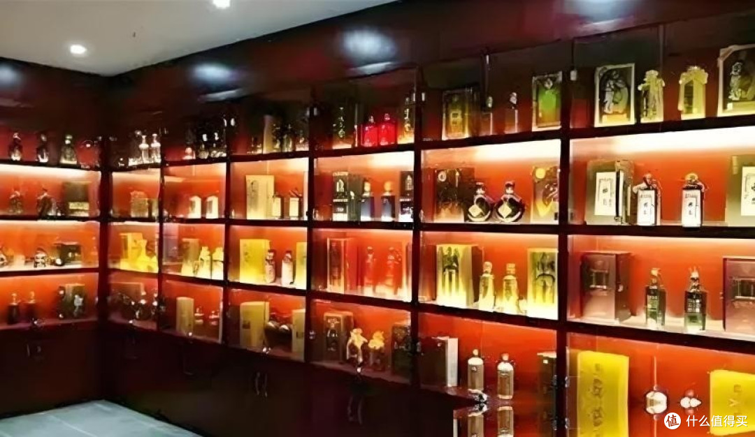 曹德旺的豪宅堆满茅台酒,占地6000平,为何3个子女无人愿住?