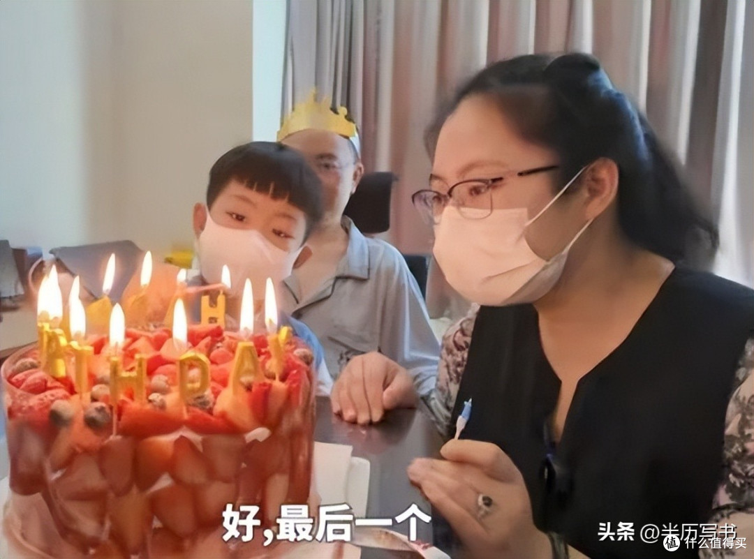 蔡磊再一次证明:娶妻娶贤,即使你生病躺在床上,她也会不离不弃