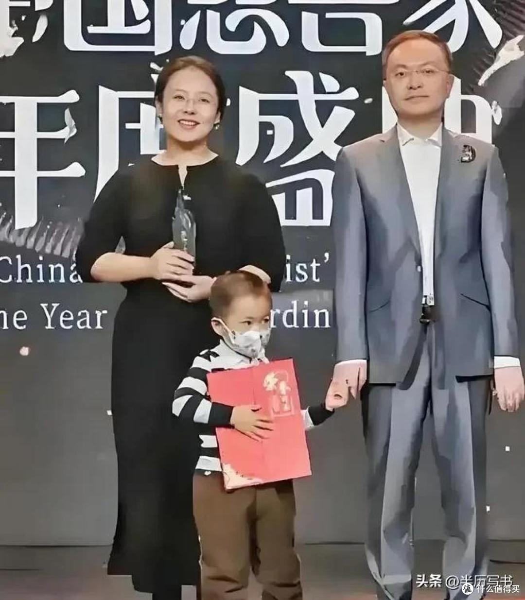 蔡磊再一次证明:娶妻娶贤,即使你生病躺在床上,她也会不离不弃