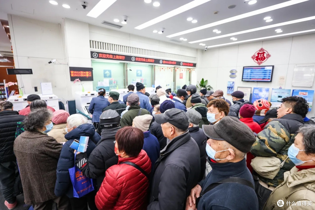 银行行长忠告:70岁后存款别全锁死,慢慢取成现金,晚年才不慌