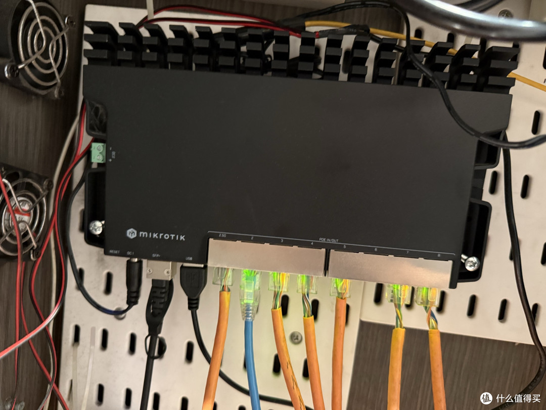 MikroTik RB5009：硬路由的天花板，还能跑容器