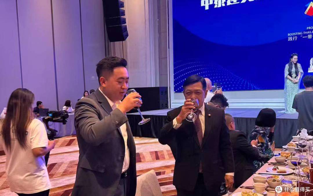 燕瑞先生与嘉宾在中泰建交50周年活动上交流