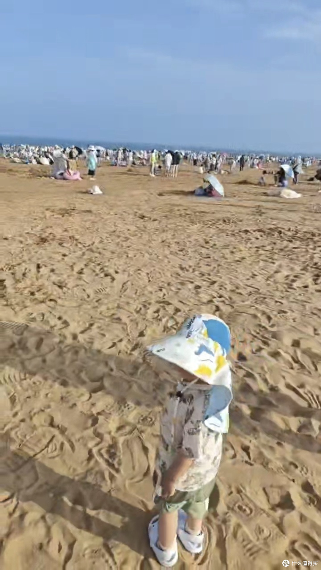 青岛银沙滩真实现状!人挤人+海藻泛滥,别再盲冲了