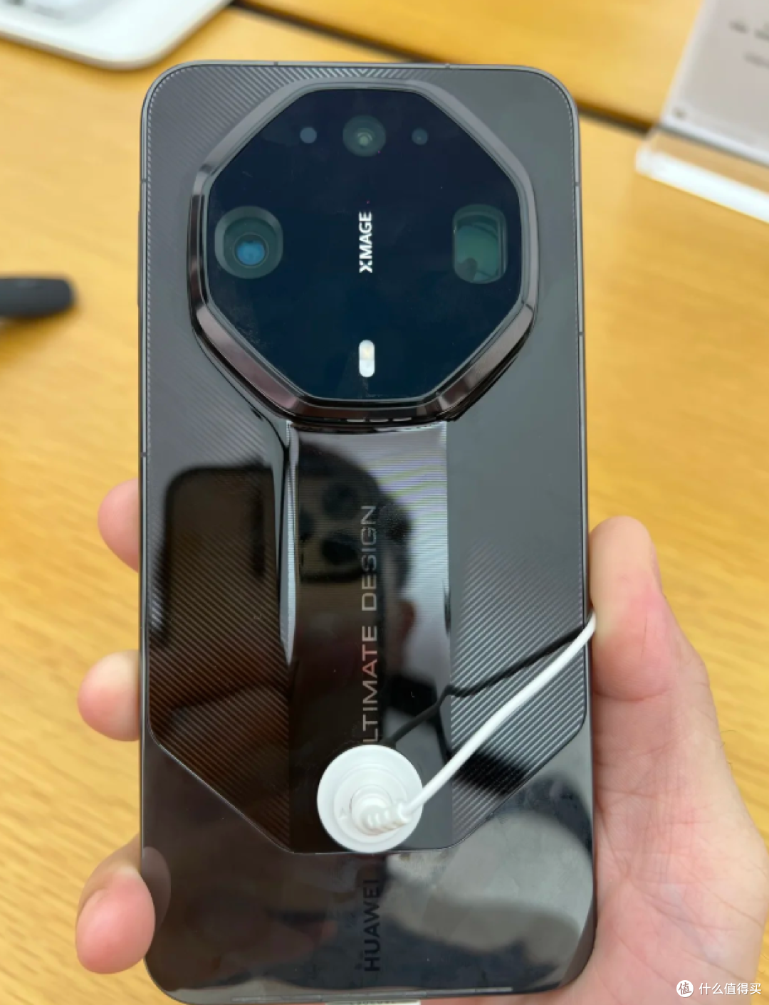 华为你玩我呢 发布会前真机就摆进门店 Mate90到底憋了多大招