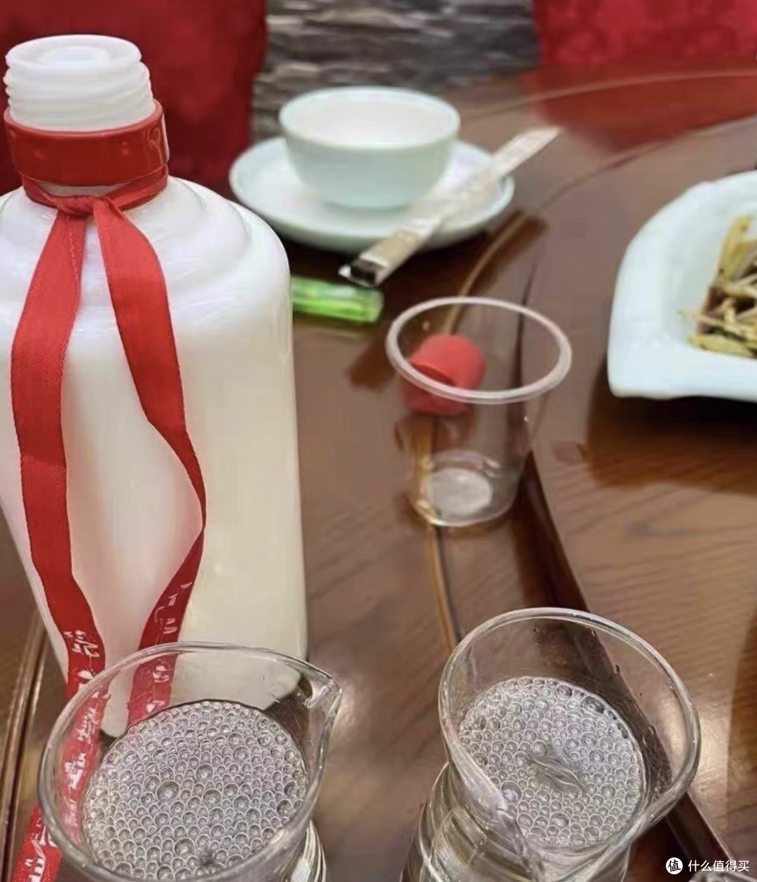 饭局上总有人吹嘘光瓶"茅台镇定制酒"，我把这里面的门道给你扒透