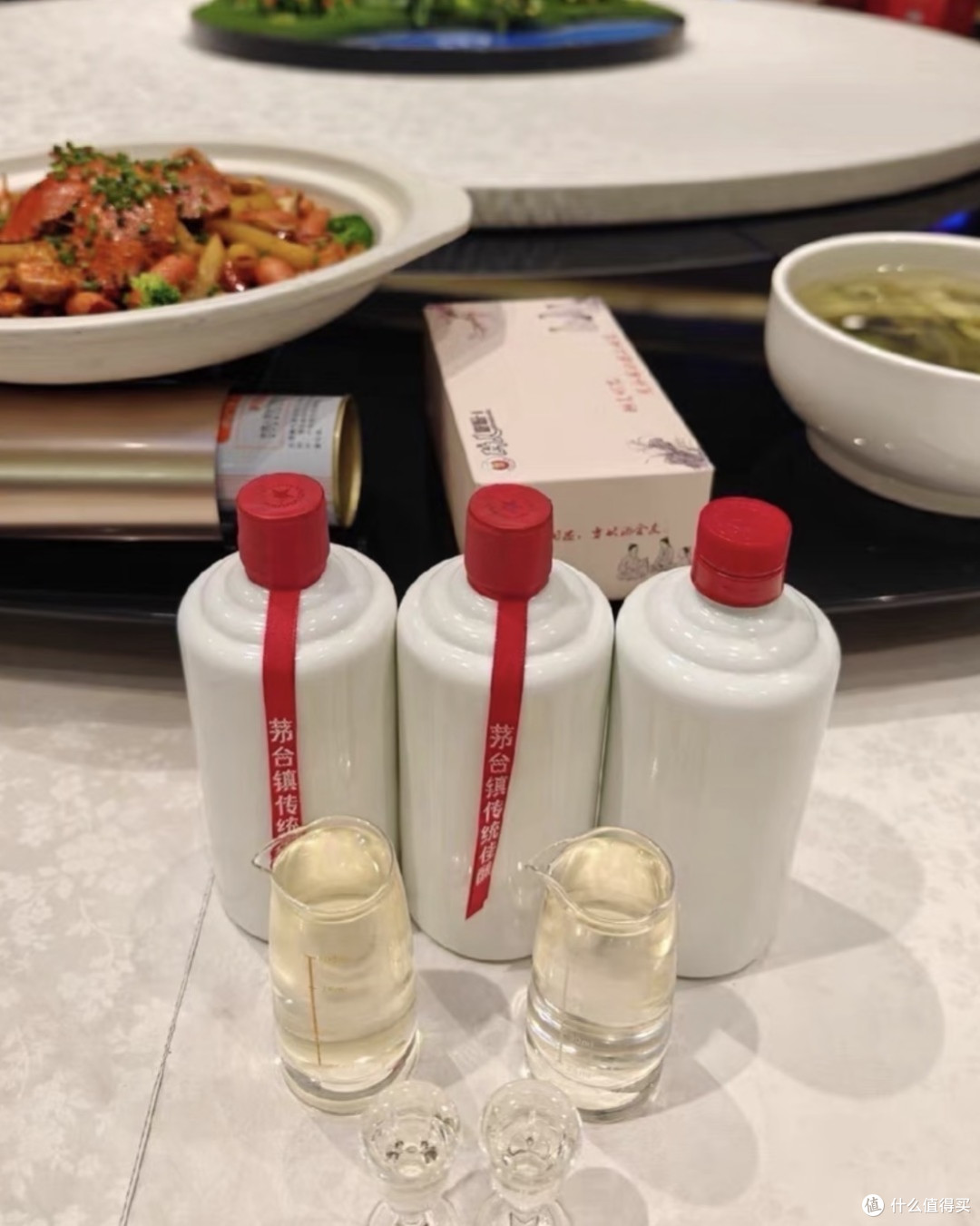 饭局上总有人吹嘘光瓶"茅台镇定制酒"，我把这里面的门道给你扒透