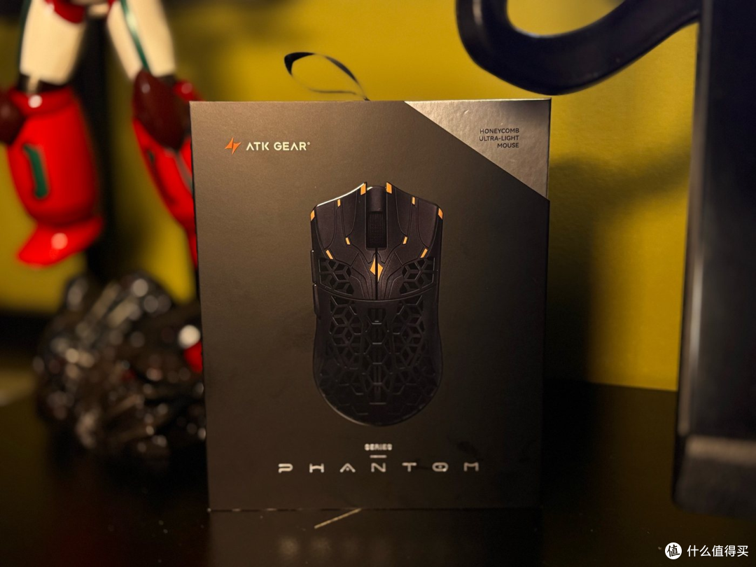 ▲ 包装盒正面：线稿 + PHANTOM 系列标识