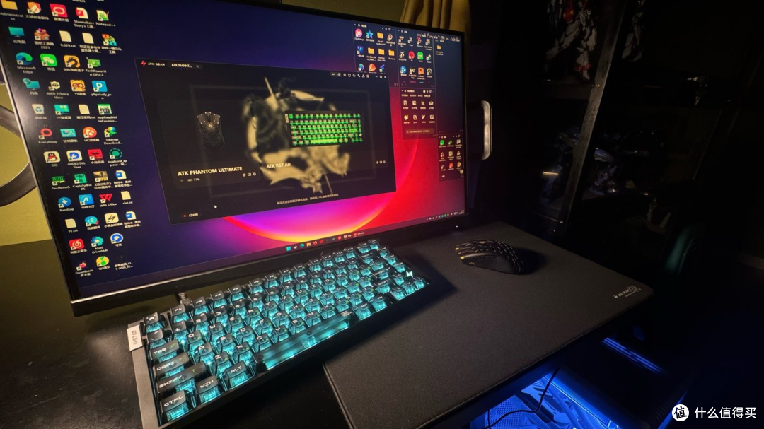 ▲ 桌面全景：RS7 Air 的冰蓝背光 + ASUS 显示器 + 幻影鼠标