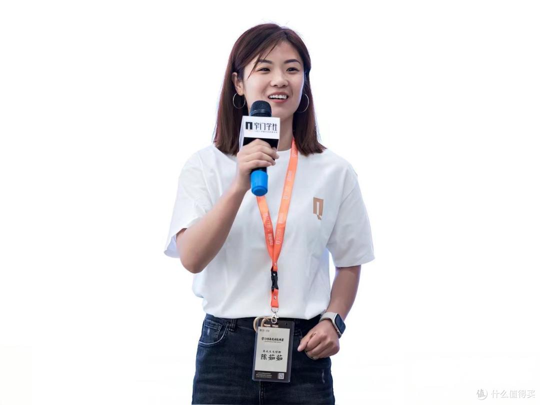 锣鼓队里领鼓的女孩，30岁带一群比她年长的男销售