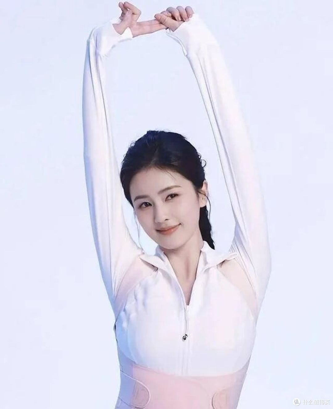 白鹿同一天两个热搜:一个看腰,一个看车窗