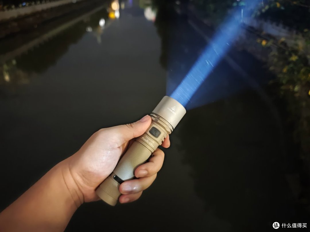 2000流明远射磁吸全能!菲尼克斯C5 Pro手电体验
