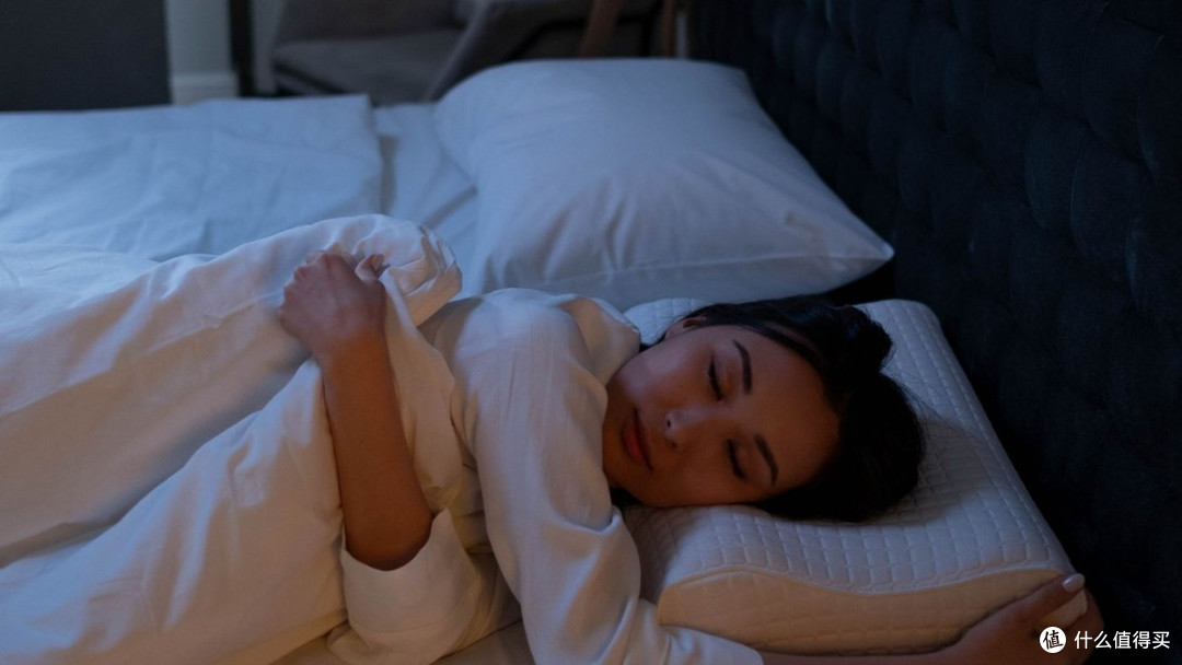 夜间磨牙发生在浅睡和短暂觉醒的时段，自己完全不知道