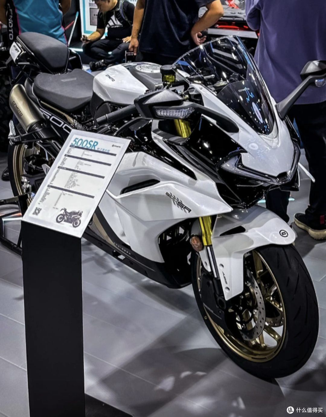 摩展最炸展台之一!春风V4SR实车现身,315.82km/h真车摆出来了!