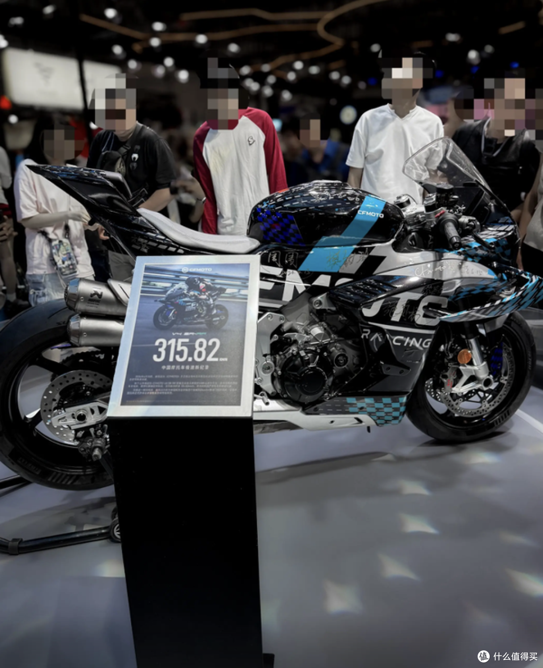 摩展最炸展台之一!春风V4SR实车现身,315.82km/h真车摆出来了!