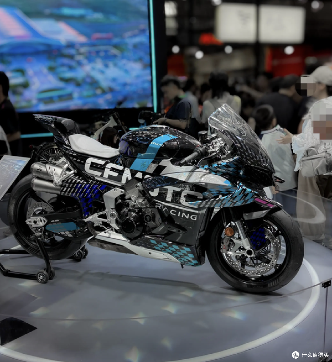 摩展最炸展台之一!春风V4SR实车现身,315.82km/h真车摆出来了!
