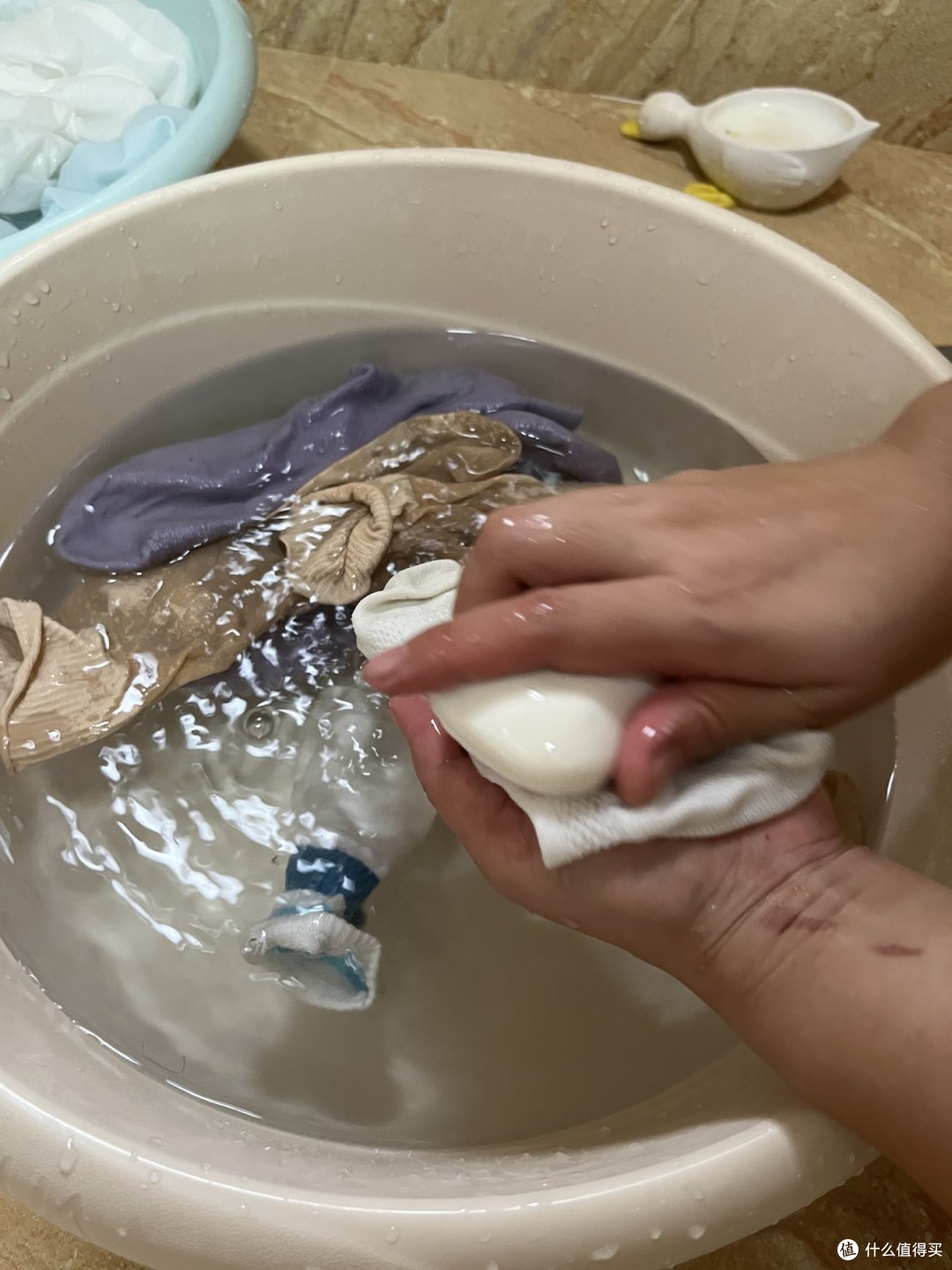 内衣袜子一起机洗？专家说得轻巧，我家手洗这么多年算什么