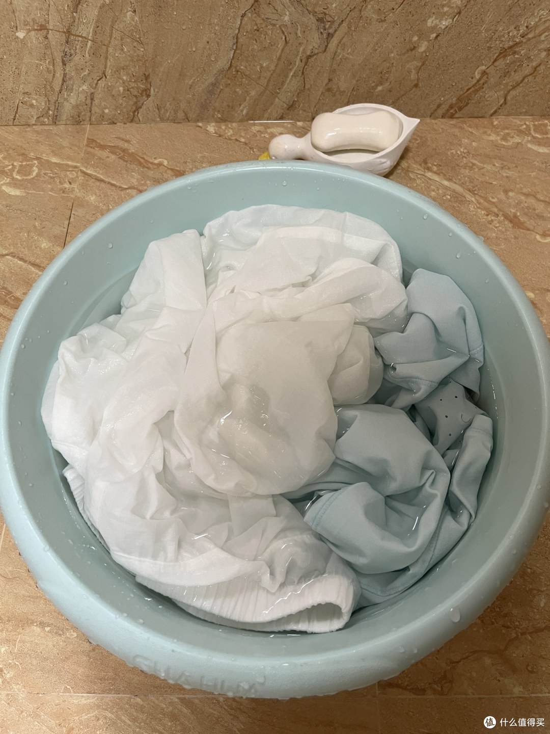 内衣袜子一起机洗？专家说得轻巧，我家手洗这么多年算什么