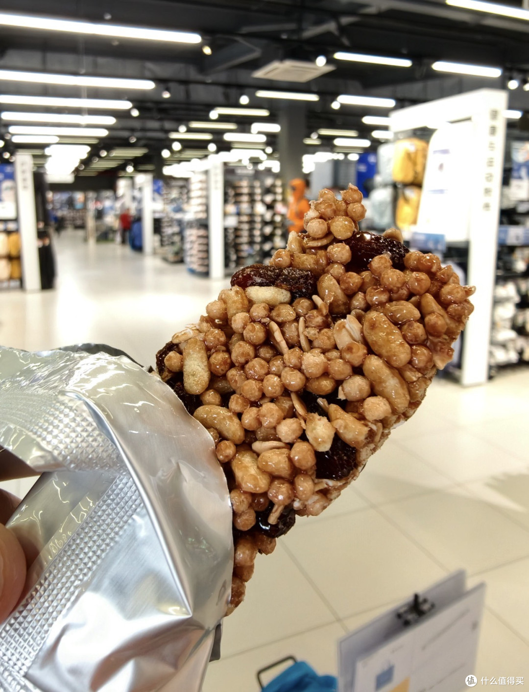 去迪卡侬买鞋,结果拎一兜零食回来:现在品牌咋都跟山姆杠上了?