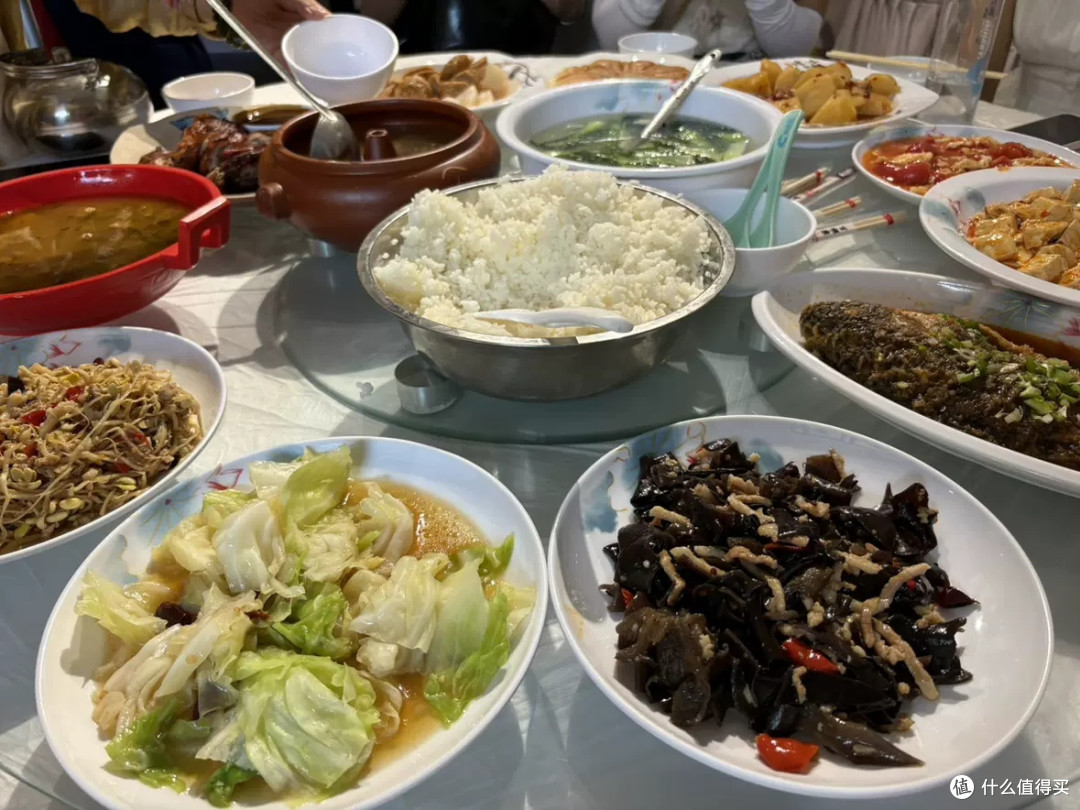 雨中漫步塔尔寺的沉静之美