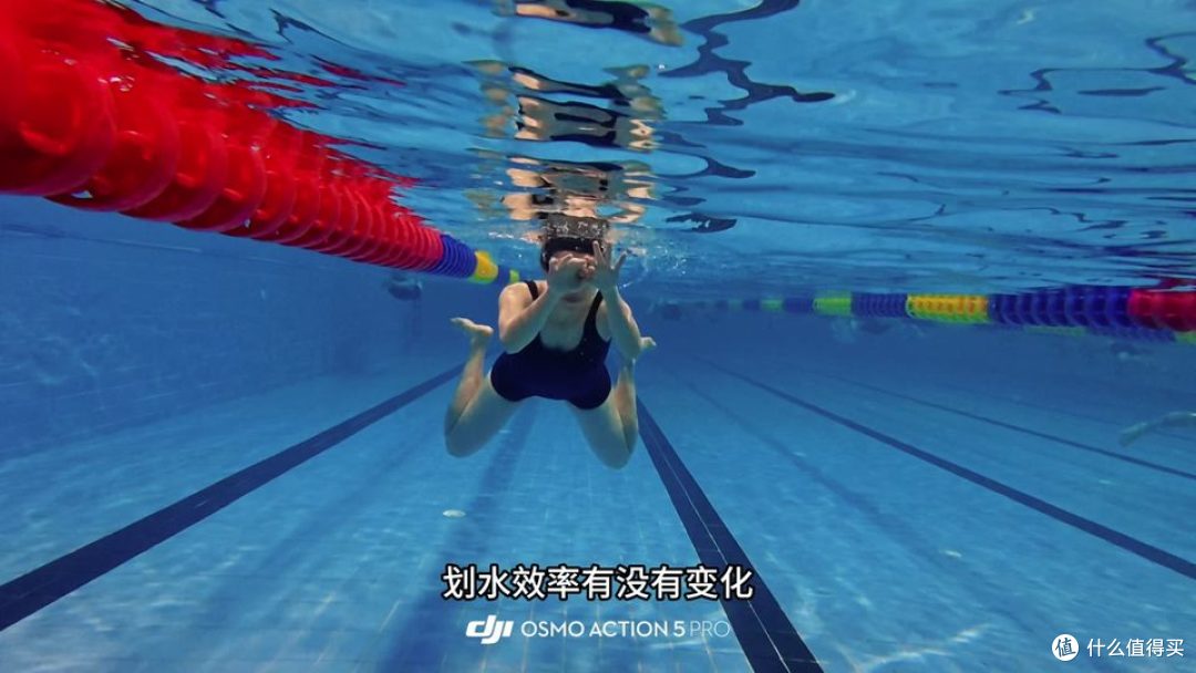 游泳者在泳道中从水下向前游动